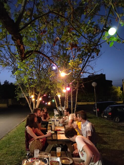 Image d'un moment de cohésion - barbecue - Planet Bourgogne
