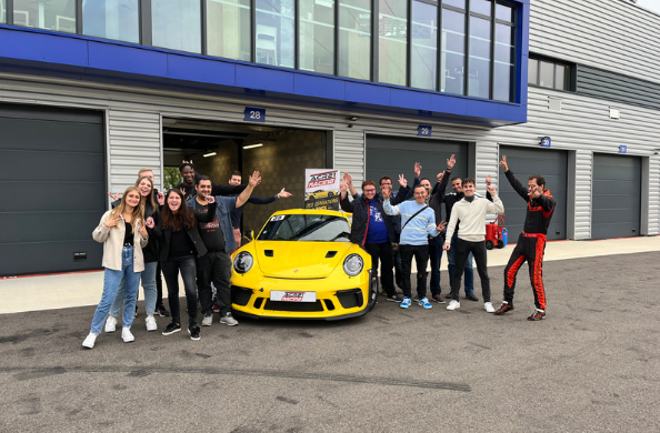 Journée team building Porsche- Circuit Dijon-Prenois – PLANET Bourgogne Image de la journée team building Porsche- Circuit Dijon-Prenois - PLANET Bourgogne