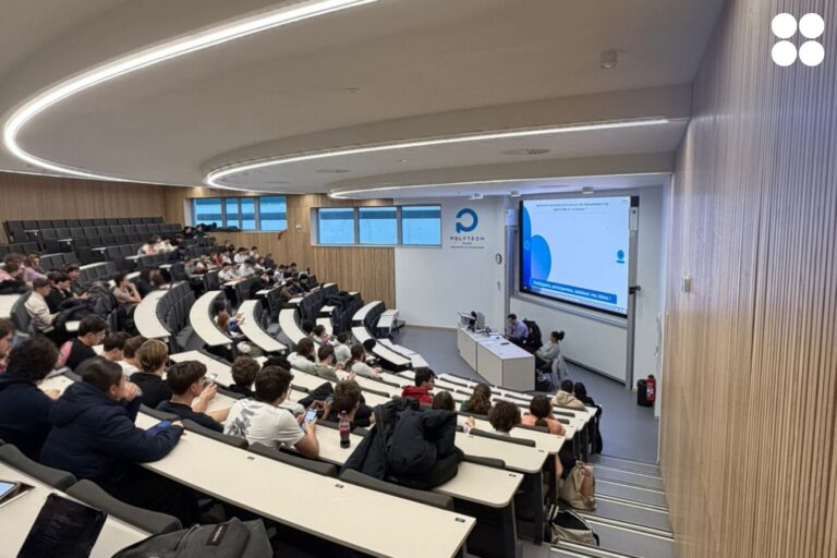 Photographie de l'intervention de nos expertes à Polytech Dijon - Métiers du numérique - PLANET B - PLANET Bourgogne